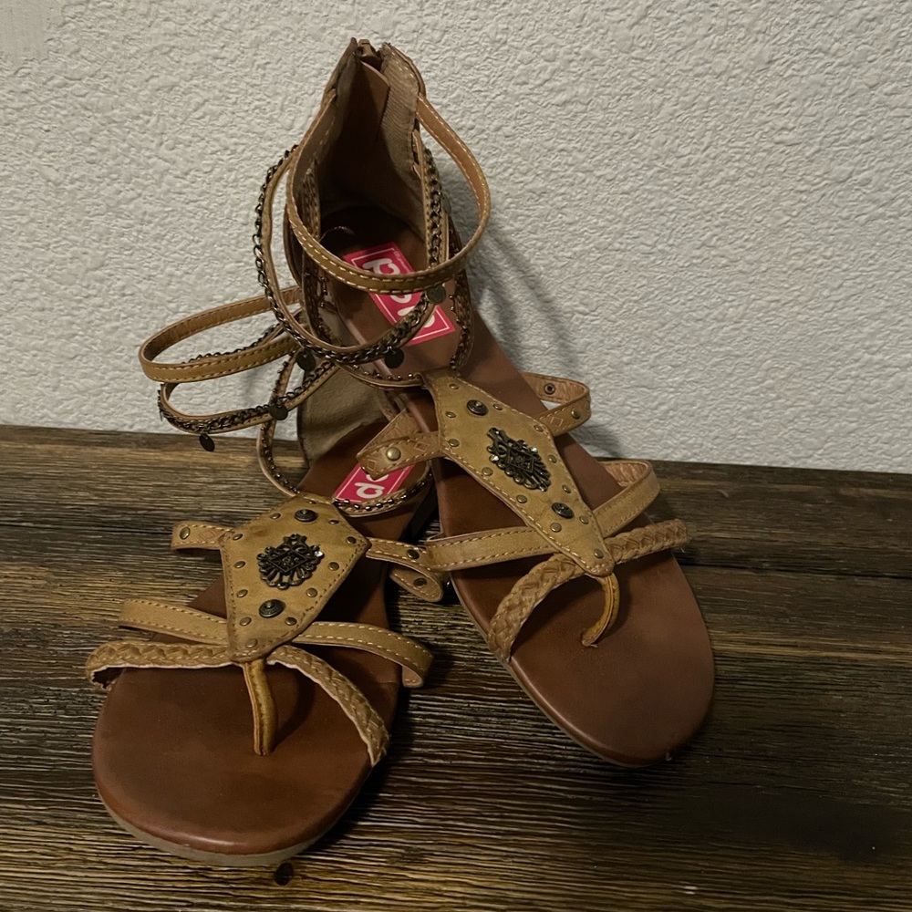 Detailed strapped sandals